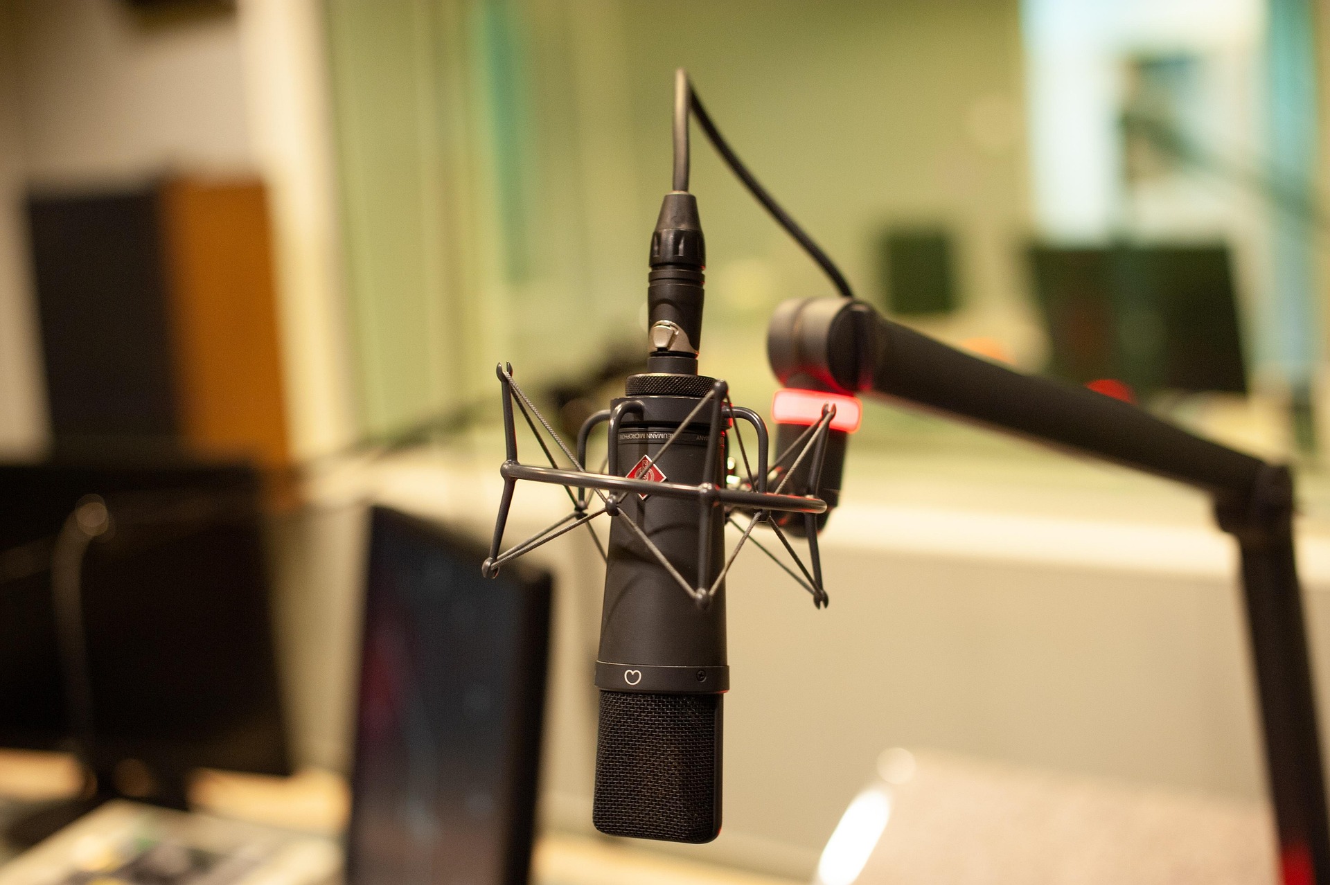 Lewis’ confidence blooms during radio performance Featured Image